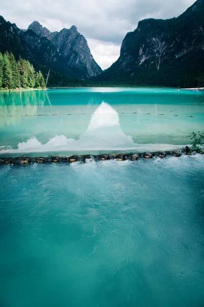 Dobbiaco meer in de Alpen van de Dolomieten, Italië. — Stockfoto