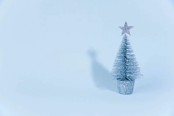 水色の背景の上のクリスマス ツリー. — ストック写真