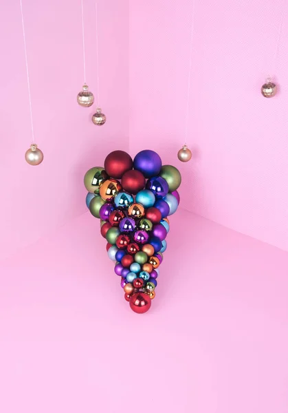 Árbol de Navidad hecho de decoración de bolas rosa sobre fondo rosa . — Foto de Stock