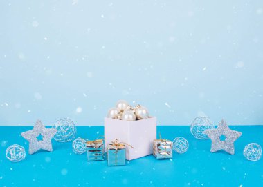 mavi bir arka plan üzerinde Noel ağacı topları