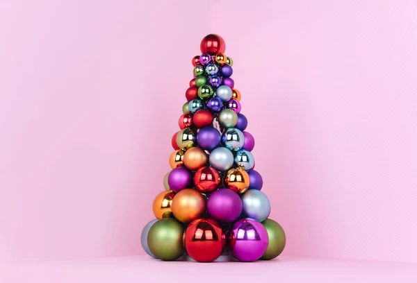 Karácsonyfa készült labda dekoráció rózsaszín háttér. — Stock Fotó