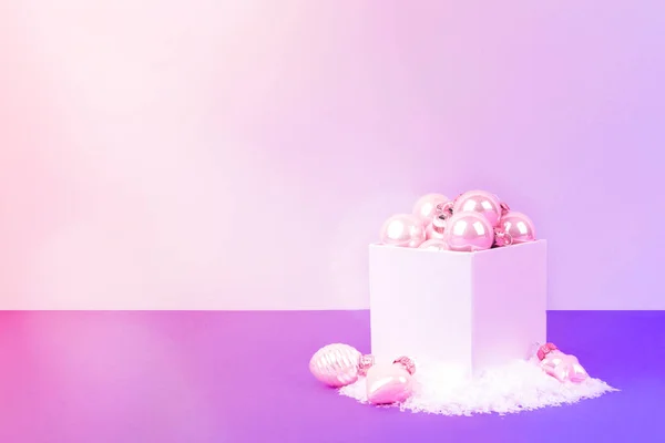 Karácsonyfa golyó egy rózsaszín háttér — Stock Fotó