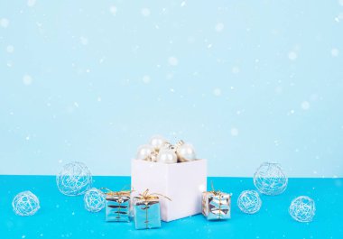 Metniniz için bir yer ile mavi bir arka plan üzerinde Noel ağacı topları.