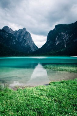 Dobbiaco Gölü Dolomites Alpleri'nde yaz manzara, Bolzano, İtalya.