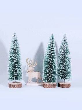 Açık mavi renkli üzerinde ren geyiği ile Noel ahşap ağacı. Noel ve tatil kavramı.