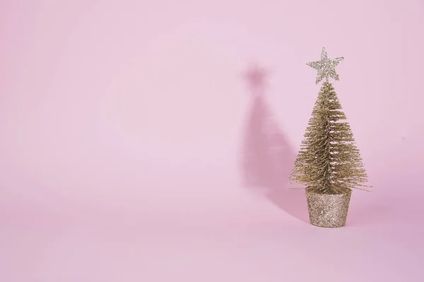 Vánoční Strom Světle Modrém Pozadí Koncept Vánoce Dovolenou — Stock fotografie