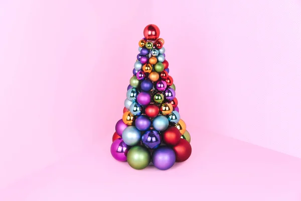 Kerstboom Gemaakt Van Roze Decoratie Roze Achtergrond Xmas Vakantie Concept — Stockfoto