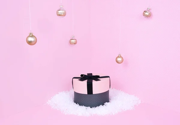 Pastel arka plan üzerinde pembe hediye kutusu. — Stok fotoğraf