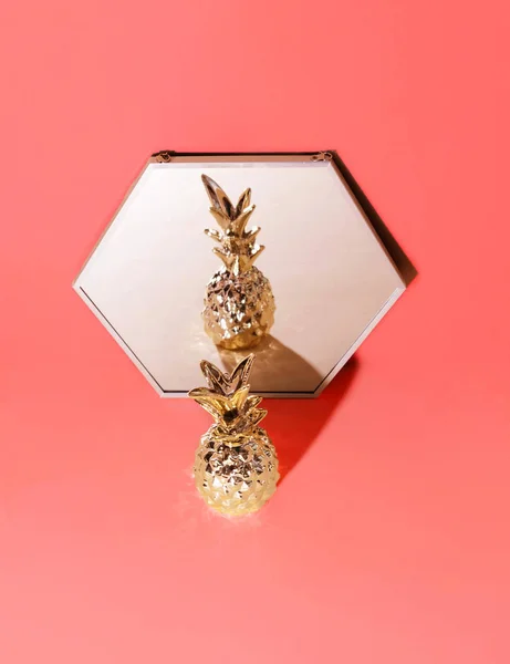 Tropikal altın ananas trendy arka plan üzerinde. Yıl 2019 rengini.