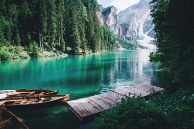Güzel manzarasına Lago di Braies veya Pragser wildsee, İtalya.