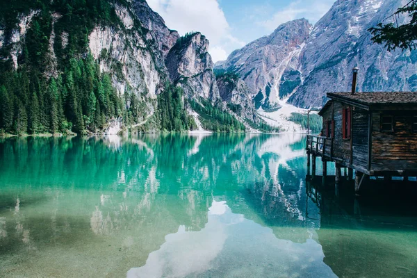 Bela vista do Lago di Braies ou Pragser Wildsee, Itália . — Fotografia de Stock