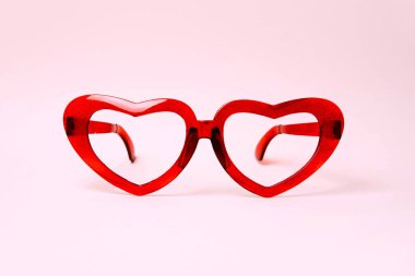 Bir çift kırmızı kalp şeklinde güneş gözlüğü.