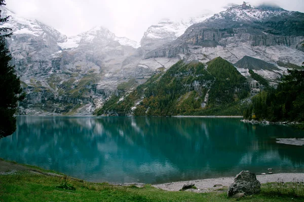 Vue sur le lac Oeschinen dans les Alpes suisses avec une belle eau turquoise . — Photo