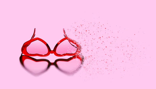 Egy pár piros szív alakú napszemüvegek. — Stock Fotó