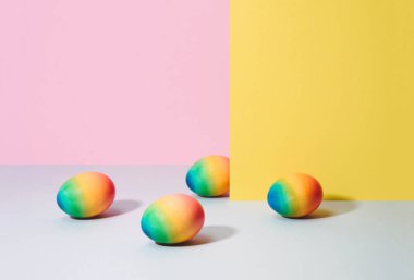Boyalı yumurta pastel arka plan üzerinde. Yaratıcı en az kavramı.