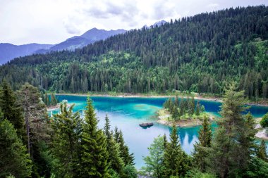 Caumasee göl kenarında Flims, İsviçre.