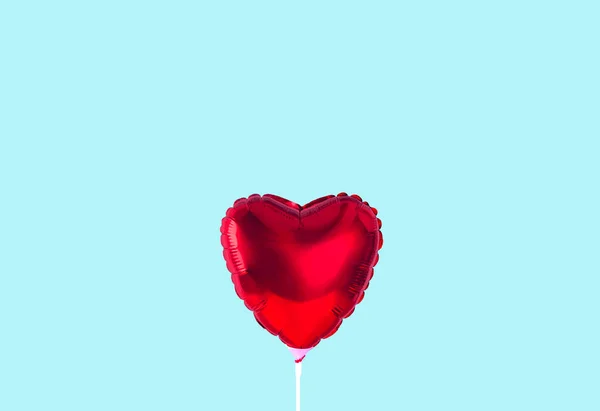 Modern arka plan üzerinde izole kalp balon.