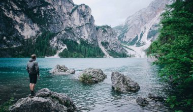 Uzun yürüyüşe çıkan kimse enjoing güzel görüntülemek Lago di Braies veya Pragser wildsee, İtalya.