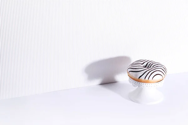 Donut listrado em um fundo branco . — Fotografia de Stock