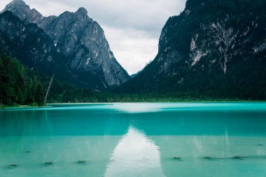 Dobbiaco gölde Dolomites Alpler, İtalya.