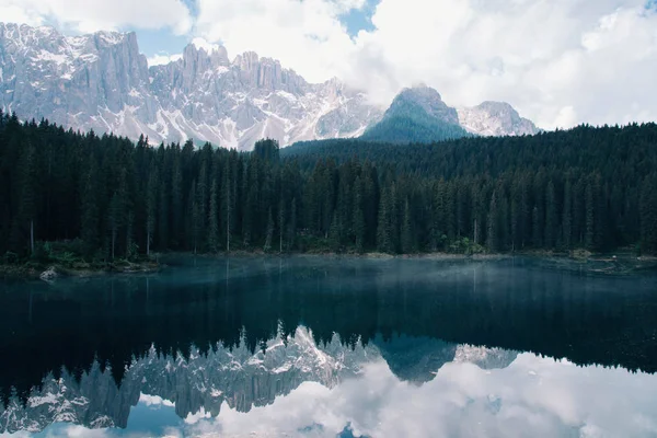 O lago Karersee com reflexo de montanhas nas Dolomitas . — Fotografia de Stock