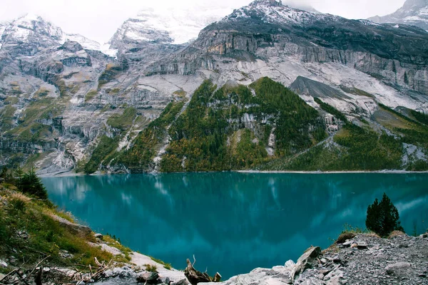 Veduta del lago di Oeschinen nelle Alpi svizzere con belle acque turchesi . — Foto Stock