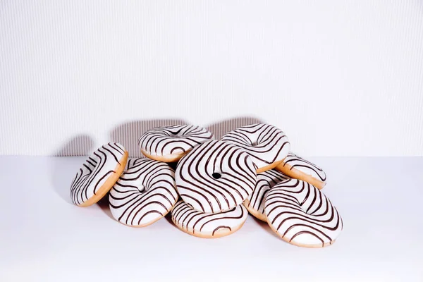 Donuts listrados em um fundo branco . — Fotografia de Stock