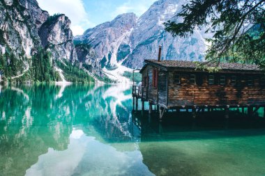 Güzel manzarasına Lago di Braies veya Pragser wildsee, İtalya.
