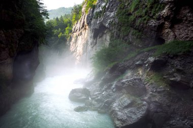 Aare Geçidi'nin içinde, Aare Nehri'nin kireçtaşı bir sırttan geçen bir bölümü..