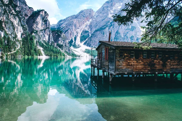 Gyönyörű kilátás nyílik a Lago di Braies vagy Pragser wildsee, Olaszország. — Stock Fotó