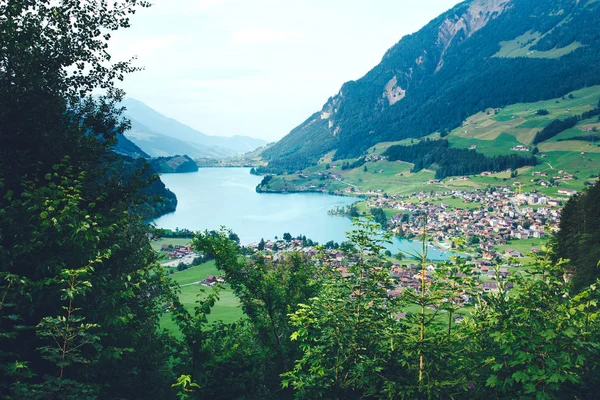 Majestueuze bergmeer in Zwitserland. — Stockfoto