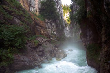 Aare Geçidi'nin içinde, Aare Nehri'nin kireçtaşı bir sırttan geçen bir bölümü..