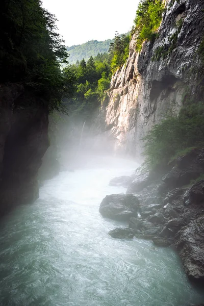 Aare Geçidi'nin içinde, Aare Nehri'nin kireçtaşı bir sırttan geçen bir bölümü..