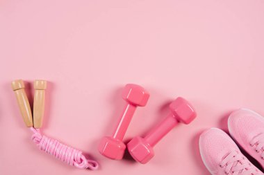 Pembe arka plan üzerinde spor ayakkabıları düz yatıyordu atış.