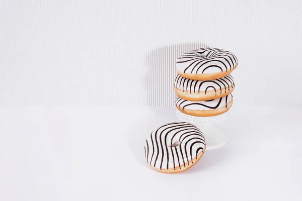 Gestreepte donuts op een witte achtergrond. — Stockfoto
