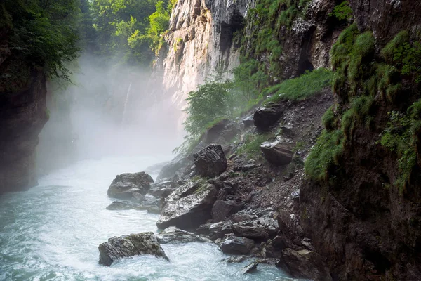 Dentro de la garganta de Aare, una sección del río Aare que talla a través de una cresta de piedra caliza . — Foto de Stock