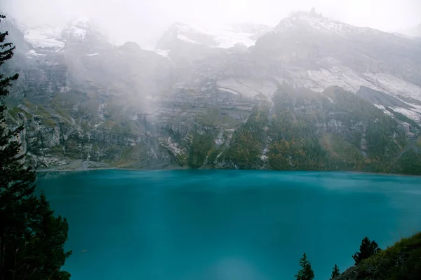 Vista do Lago Oeschinen nos alpes suíços com bela água azul-turquesa . — Fotografia de Stock