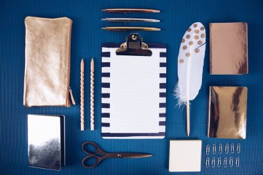 Okul malzemelerini ayrıntılı bir dizi parçası.