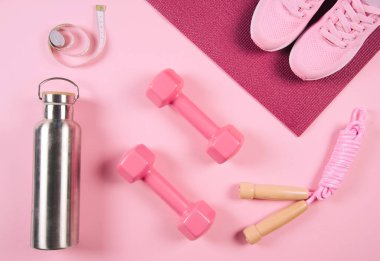 Turuncu arka plan üzerinde spor ayakkabıları düz yatıyordu atış.