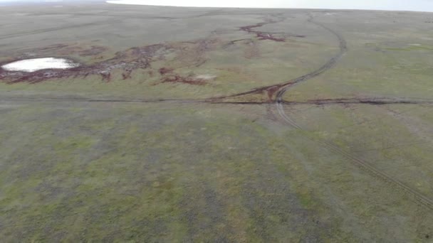 Wegen naar steppen bij het meer. — Stockvideo