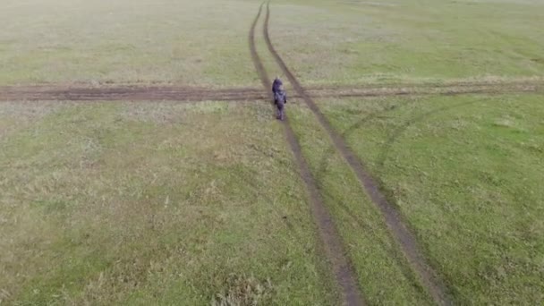 Un garçon et une fille courent autour du terrain. Les petits enfants s'amusent dans la nature au printemps .