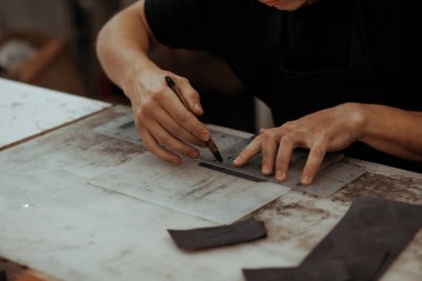 El yapımı deri esnaf doğal deri parçası onun çalışma üzerinde kullanma craft cüzdan ile yer yapma araçları, ellerini fotoğrafını ekrana yakın