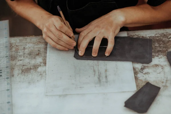 Z bliska skórzany rzemieślnik pracujący z naturalną skórą za pomocą narzędzi. Handmade mistrz w pracy w lokalnym warsztacie. Koncepcja Handmade. — Zdjęcie stockowe