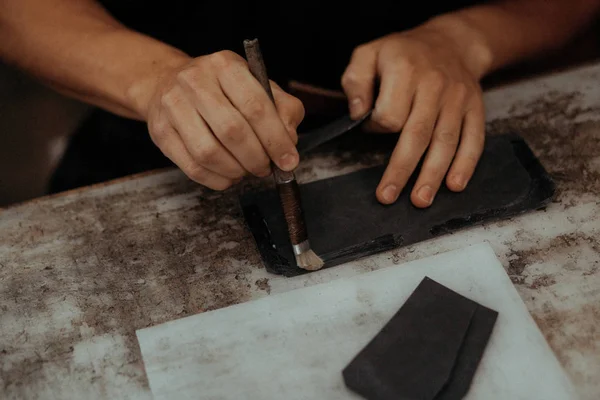 Primer plano de maestro haciendo cartera de cuero con pincel y pegamento. Maestro hecho a mano en el trabajo en taller local. Concepto hecho a mano . —  Fotos de Stock