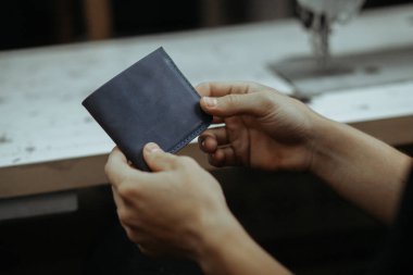 Deri ürünler ana el ve el yapımı deri cüzdan. Atölye iş akışında. Atölye iş akışında