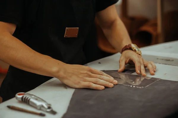 Detailní záběr ze řemeslník pracující s kůží ve své laboratoři pomocí nástrojů. Ručně vyráběné koncepce. — Stock fotografie