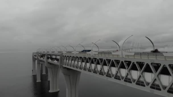 Zona industrial na cidade. Problema ambiental da poluição do ambiente e do ar nas grandes cidades. Zona industrial com um grande tubo de fumaça branca grossa é derramada a partir do tubo de fábrica . — Vídeo de Stock