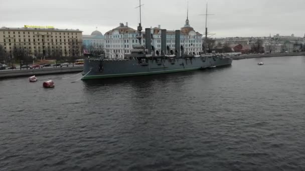 Vuelo en el dron sobre el Neva, el crucero Aurora y el centro de San Petersburgo — Vídeos de Stock