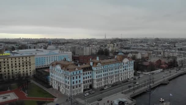 Εναέρια άποψη στο κεντρικό τμήμα της πόλης της Ρωσίας πάνω από το καταδρομικό Aurora, για το ανάχωμα του ποταμού Νέβα, στην Αγία Πετρούπολη — Αρχείο Βίντεο