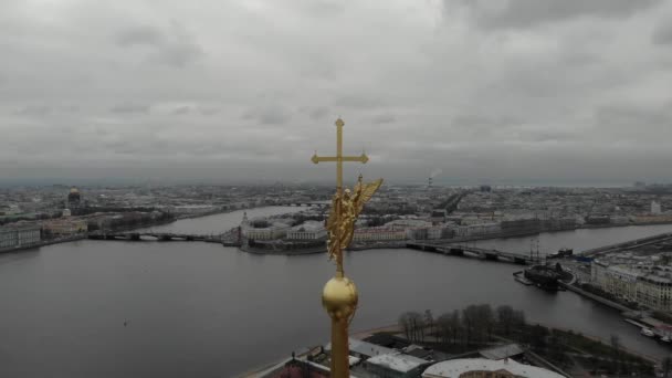 Vista aérea de la fortaleza de Pedro y Pablo en San Petersburgo, el centro histórico de la ciudad. Volando alrededor de un ángel en la torre de la fortaleza de Pedro y Pablo — Vídeo de stock